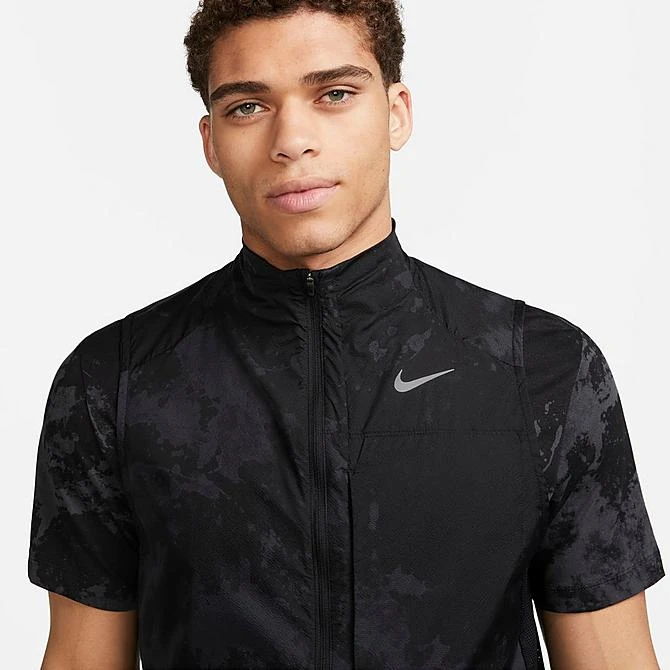 Men's Nike Repel Run Division Graphic Print Running Vest Black/Reflective Silver - DX0847 010 7 Men's Nike Repel Run Division Graphic Print Running Vest Black/Reflective Silver - DX0847 010 - Image 5